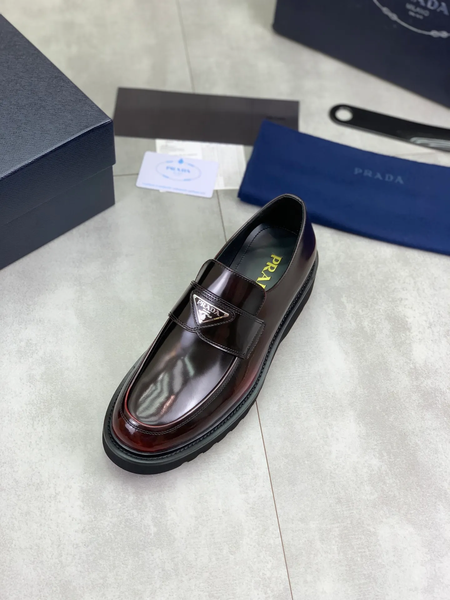 Factory price P860 💰Original quality, top version🔱 ＰＲＡＤＡPrada. Men's business casual leather shoes, top-quality leather shoes. 1:1 shipment ⬆️Luxurious and noble 👞All imported original color-rubbed edge beads, just to create a more comfortable wearing experience. Upper: Original comfortable open-edge bead rubbed color calfskin ➕Top imported water-dyed full cow lining, original lightweight and comfortable TPU foam combination bottom ✔️Code number: 39-45 (38.46 47 can be customized)